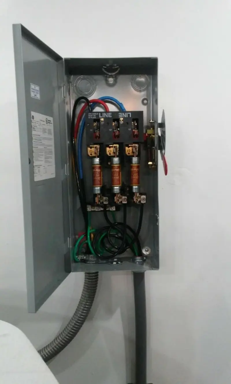 Three-phase disconnect switch installed for Smoke Detector Installation in Wallace